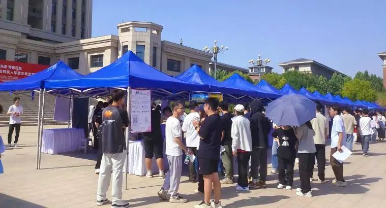 图为2024年河南省高校残疾毕业生就业双选会现场